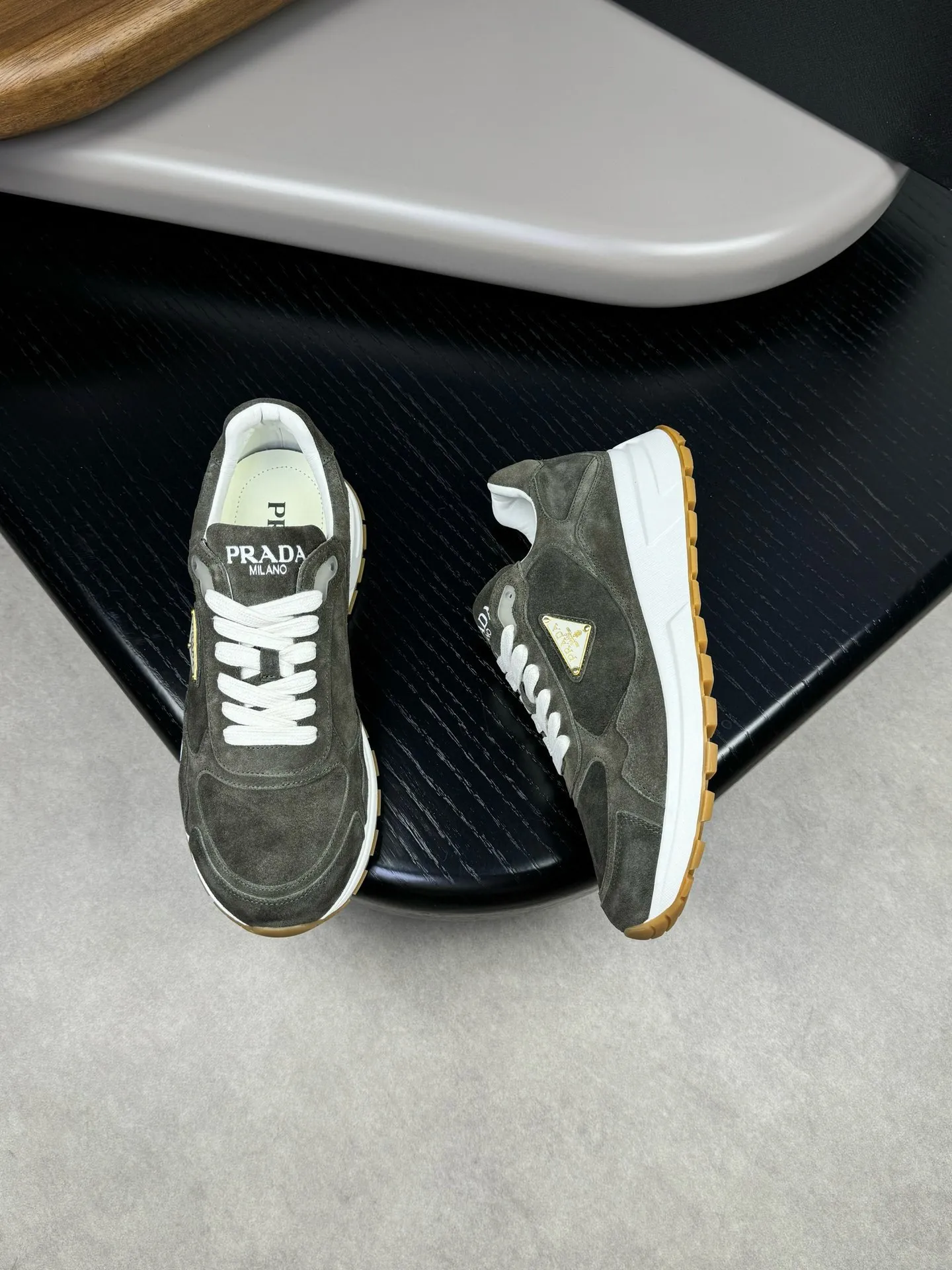 Batch 420, Prad* Prada's new men's thick-soled leather sports and casual shoes are made of imported high-value suede cowhide, combining elegant style and innovative design. The outer side is decorated with an enameled metal triangle logo, and the 4.5cm concave and convex rubber thick sole is full of modern style. The Prada letter logo is decorated on the heel and tongue, all of which illustrate the brand style. , soft, light, comfortable and durable on the feet! 38-44